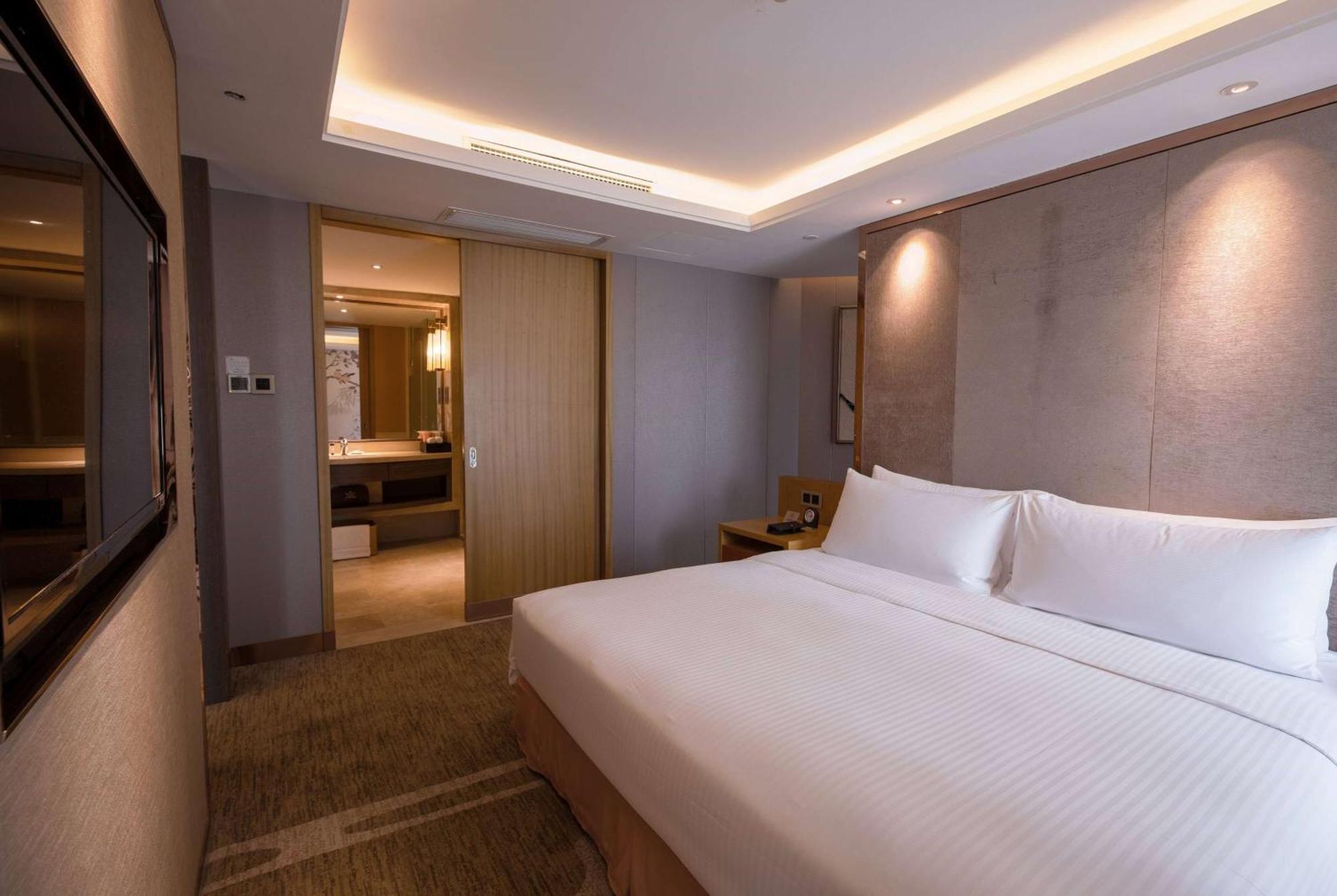Ramada Plaza By Wyndham Fuzhou South Hotel Exterior photo
